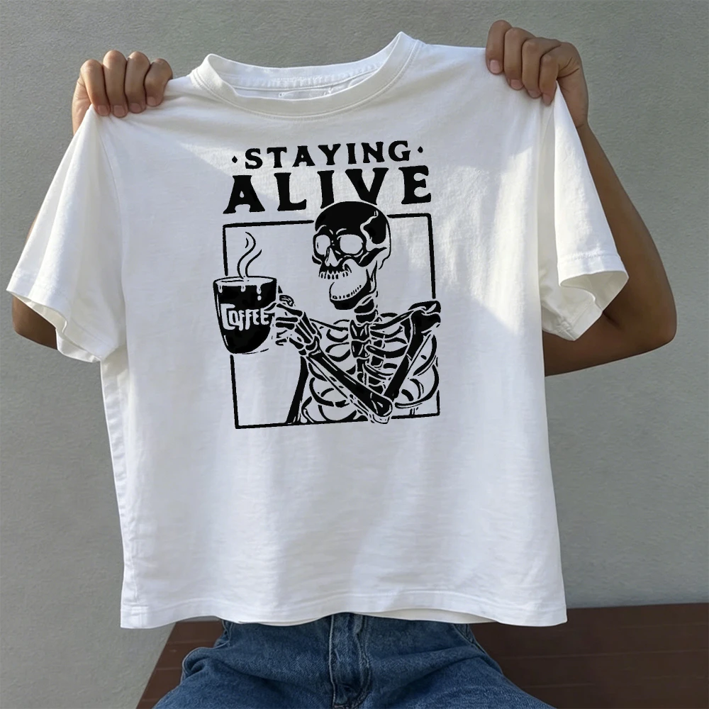T-shirt graphique pour homme 'Staying Alive' avec squelette buvant du café, humoristique sur la dépendance à la caféine, décontracté d'été, tenue de club, cadeau fantaisie crâne