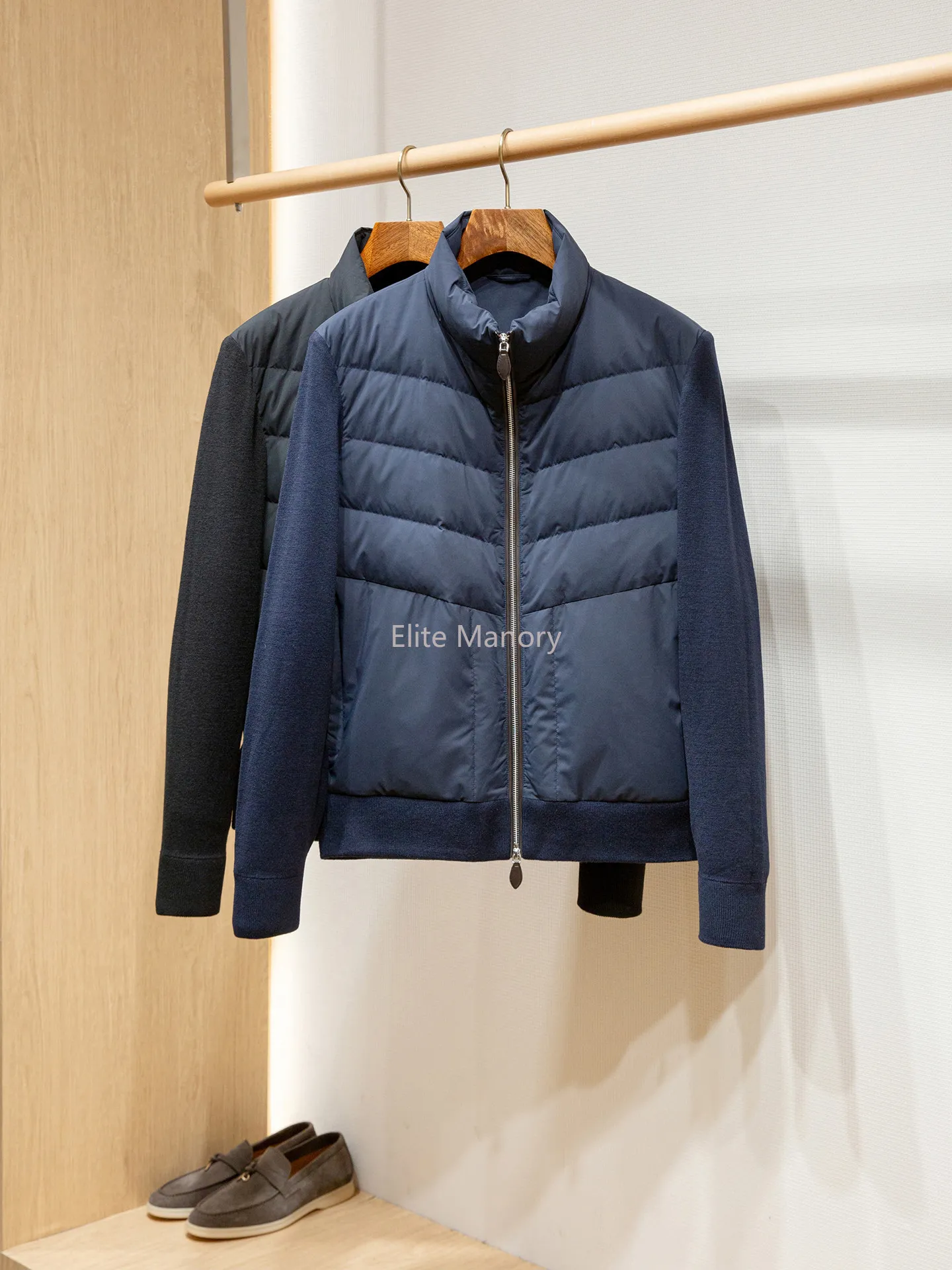 

Мужская термокуртка с воротником-стойкой, наполненная 90% белым гусиным пухом, с вязаными рукавами и вставками.