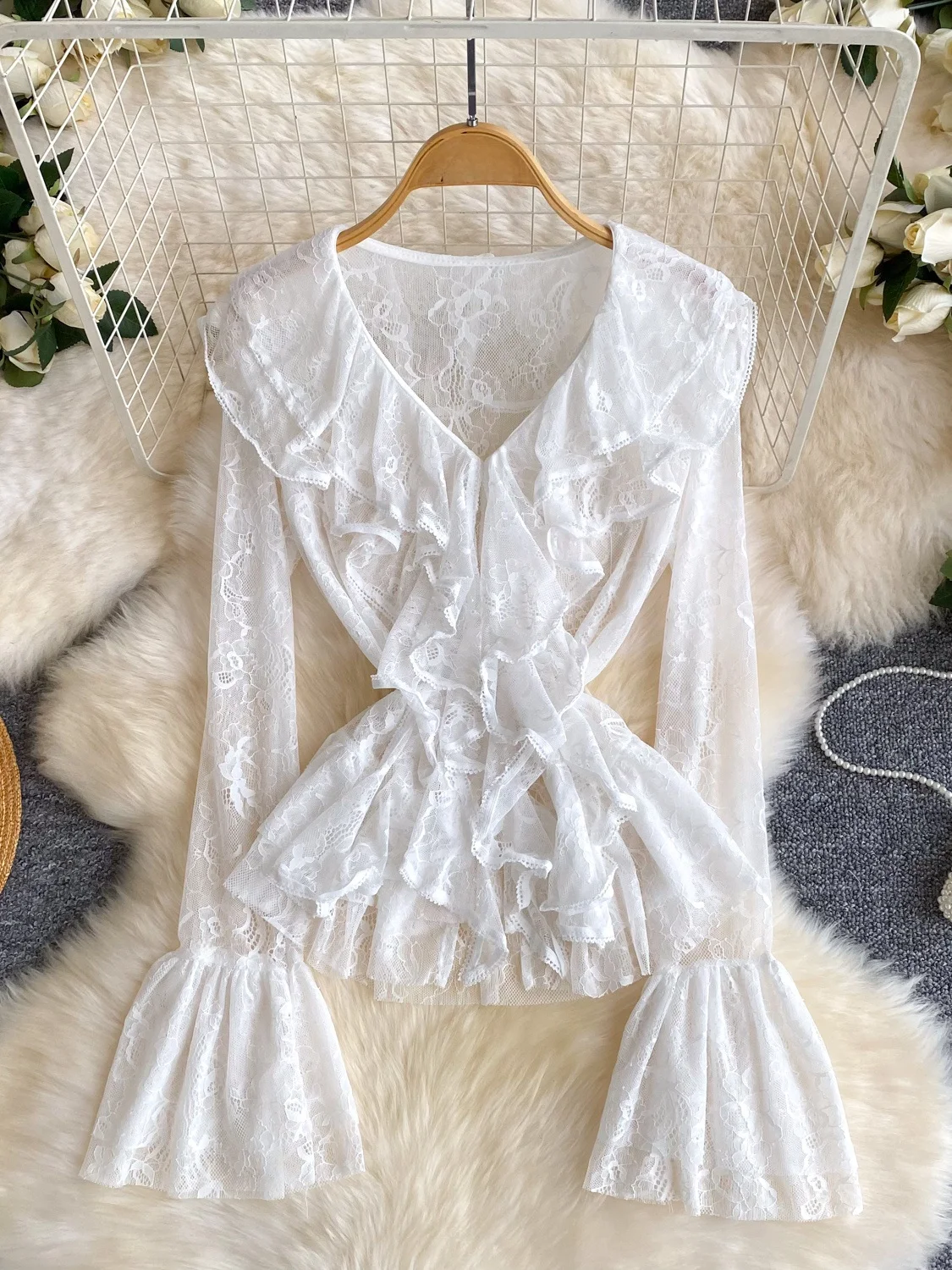 

Элегантная белая кружевная блузка с вырезами, длинными рукавами-колокол и V-образным вырезом для женщин, универсальная модель для весеннего утреннего образа
