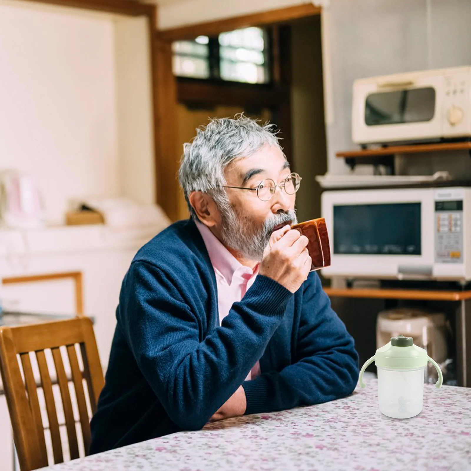 

Adult Spill Proof Sippy Cup Straw Plastic Durable Graduated Measurement Hydration for Elderly Bedridden Patients