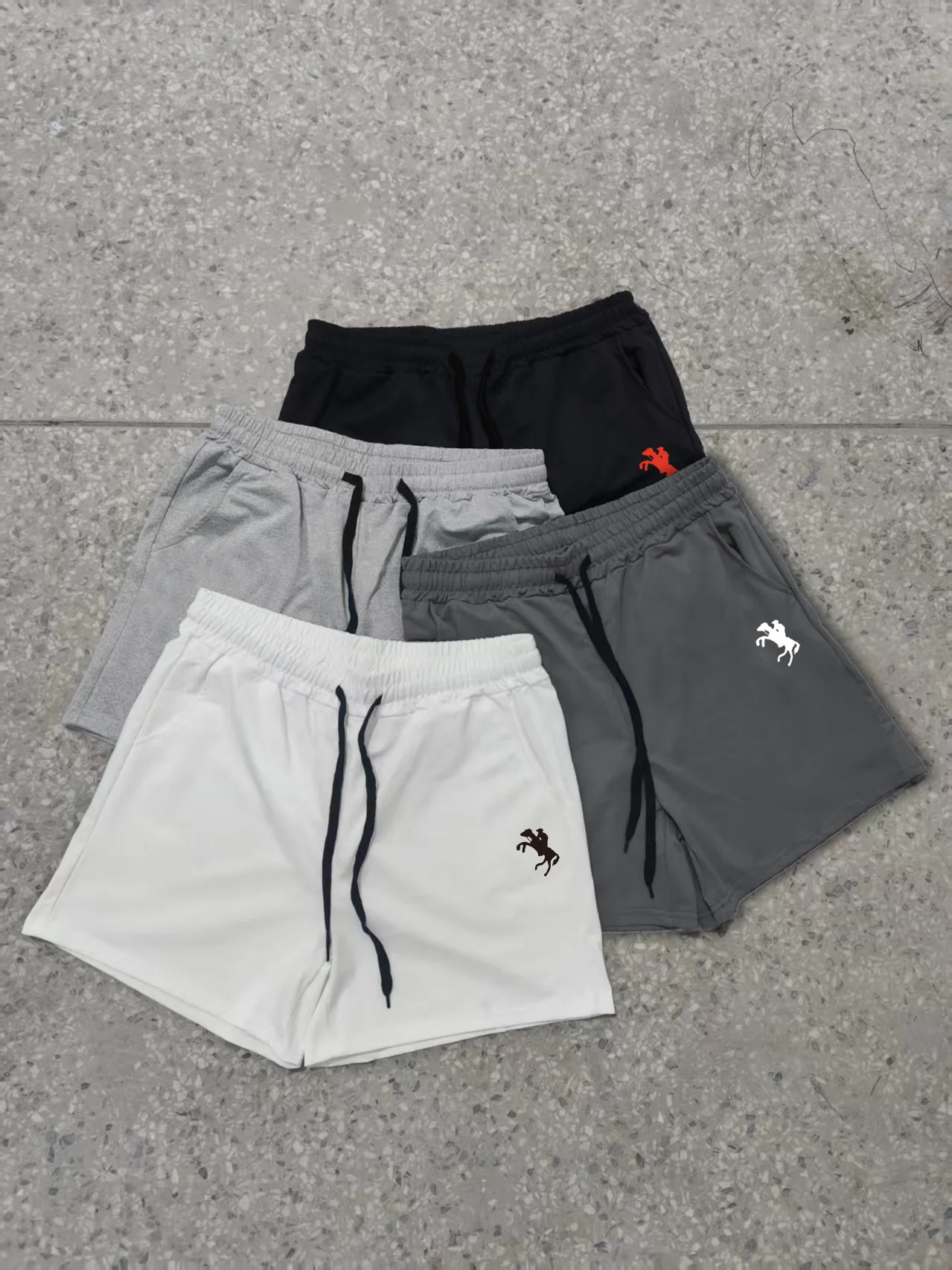 

Мужской комплект из 4 мягких повседневных шорт с графическим изображением лошади, идеально подходит для тренировок, бега и повседневной носки.