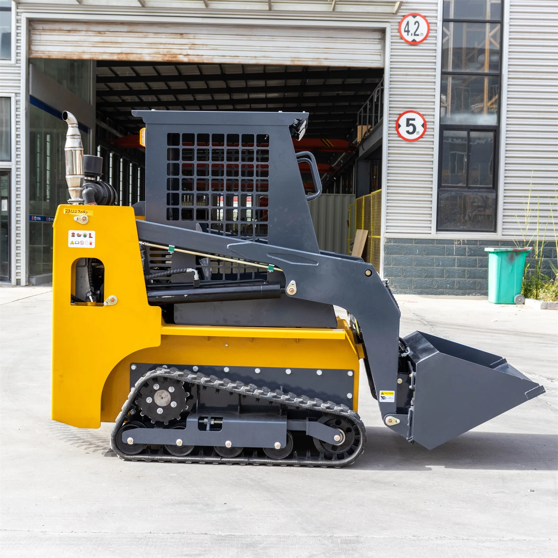 2026 2025 Economical Cheap 1300Kg Mini Small Skid Steering Loader for Sale in America and Europe V1000