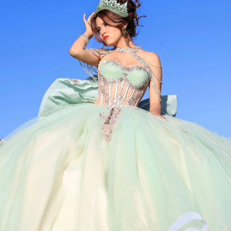 

Зеленое платье для квинсеаньеры с открытыми плечами, блестящими кристаллами, длинным шлейфом и большим бантом, платья для 15-летия. ﻿ Индивидуальный заказ