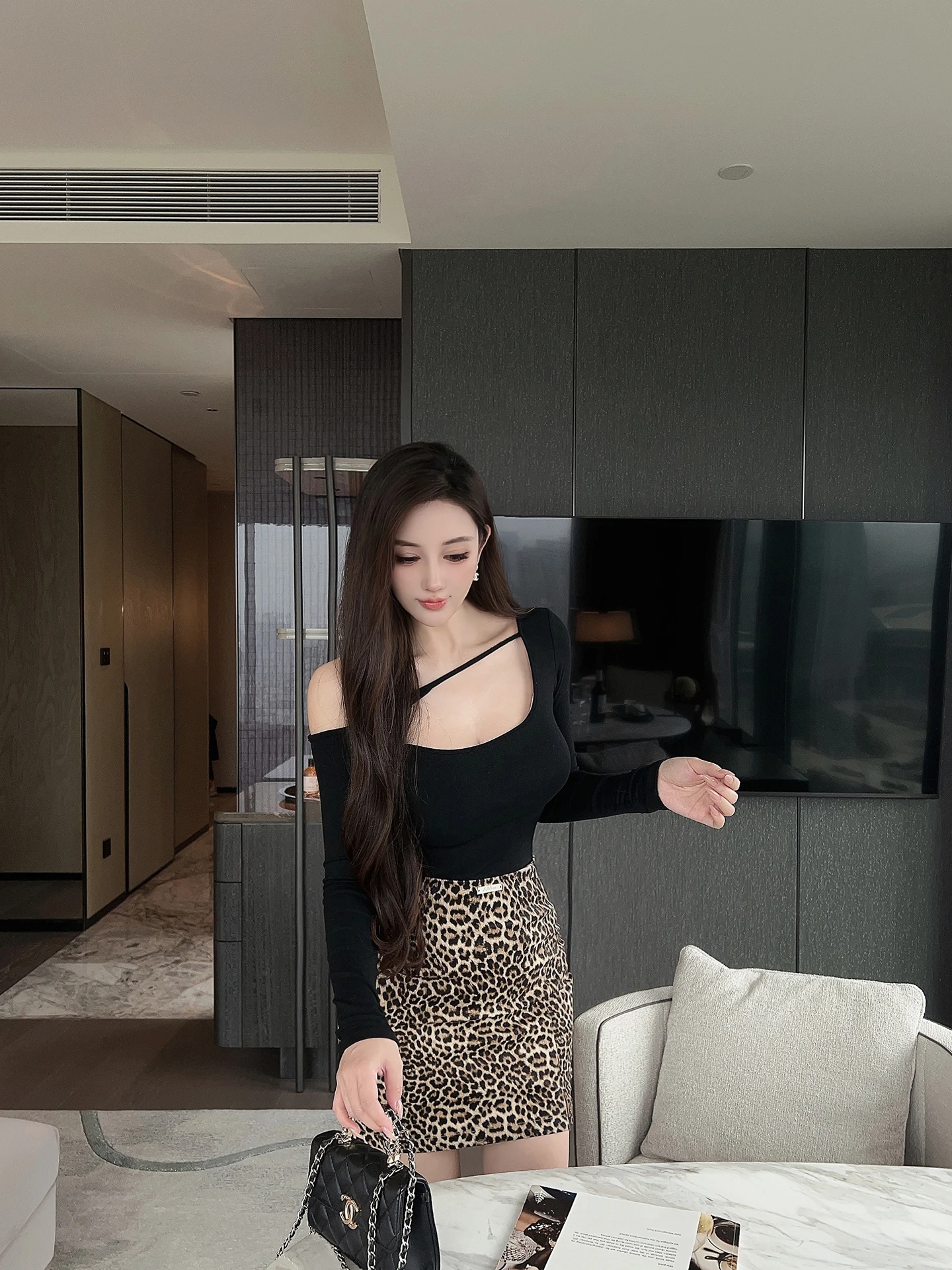 

Сексуальный облегающий топ с вырезами и встроенными чашечками, открывающий ключицы, женская футболка с длинными рукавами до плеч