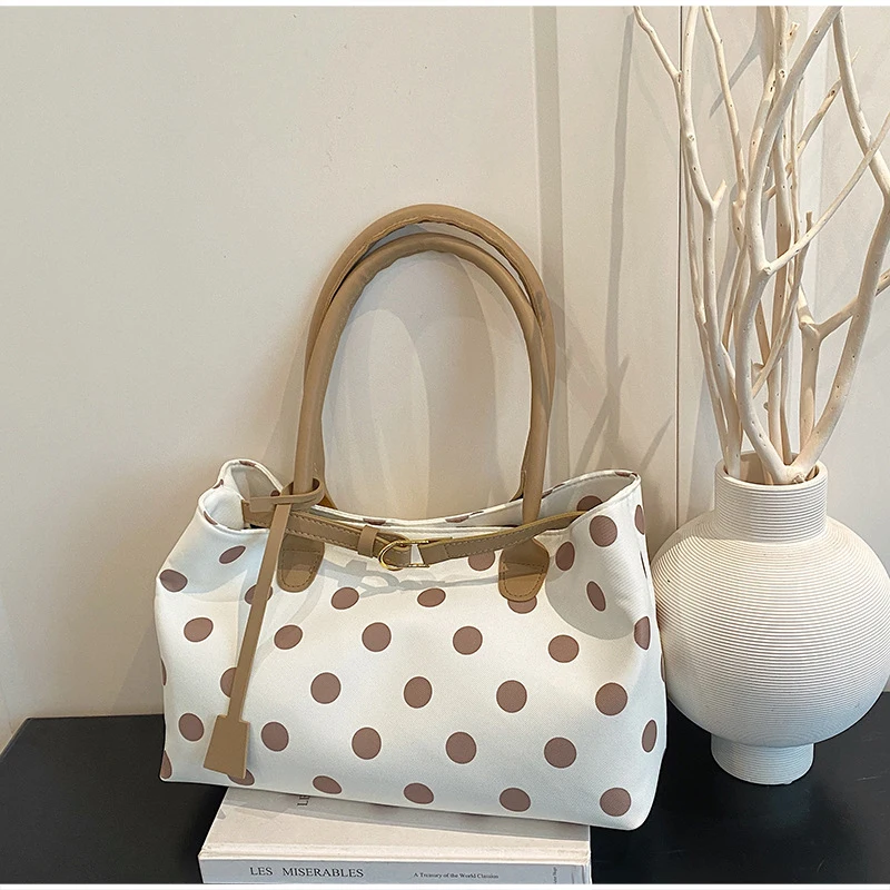 Neue koreanische stilvolle gepunktete Tragetasche, personalisierte lässige Schultertasche mit Gürteldekor, einfache, vielseitige Pendler-Unterarmtasche – Detail 4