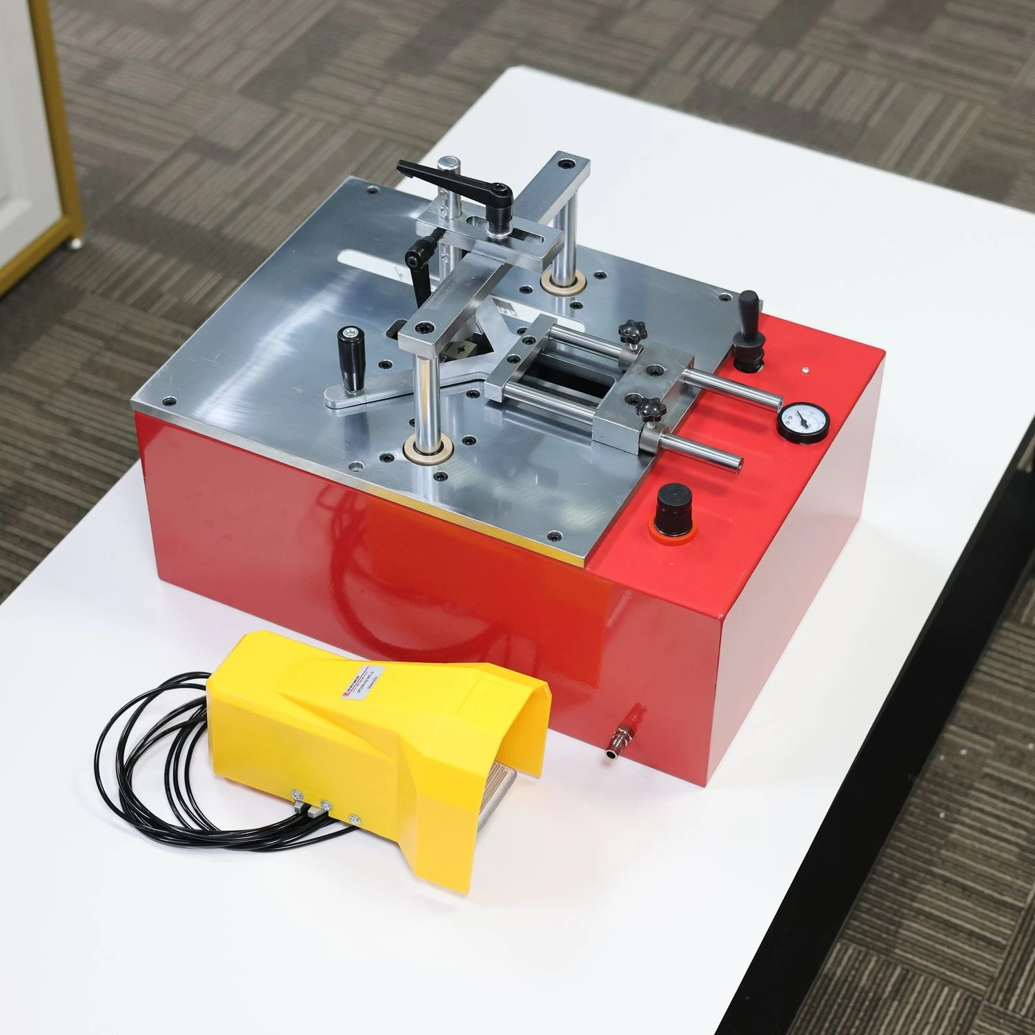 

Автоматическая машина для гвоздей угловых гвоздей формата А5. Гвоздезабиватель с быстрым обрамлением для декоративной отделки, плинтуса, литья по дереву.