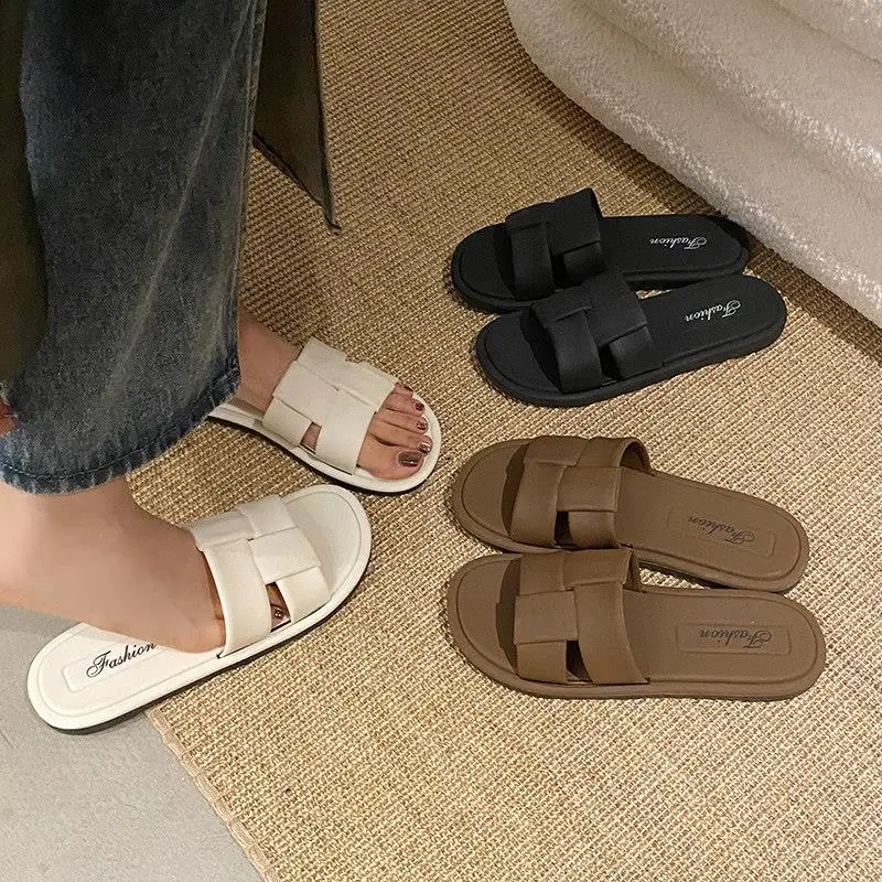 novas-sandalias-femininas-de-fundo-plano-com-tira-Unica-2026-sola-macia-antiderrapante-chinelos-de-praia-casuais-de-verao-e