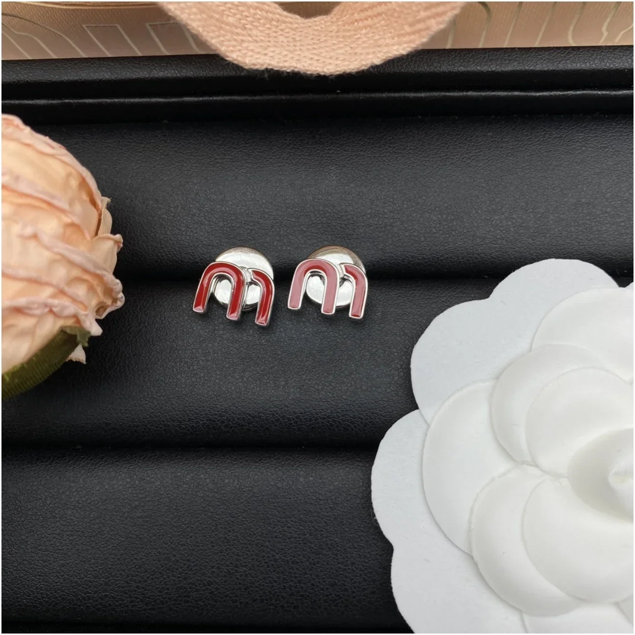 

"S925 Silver Charm: Add a Dash of Elegance to Your Look"