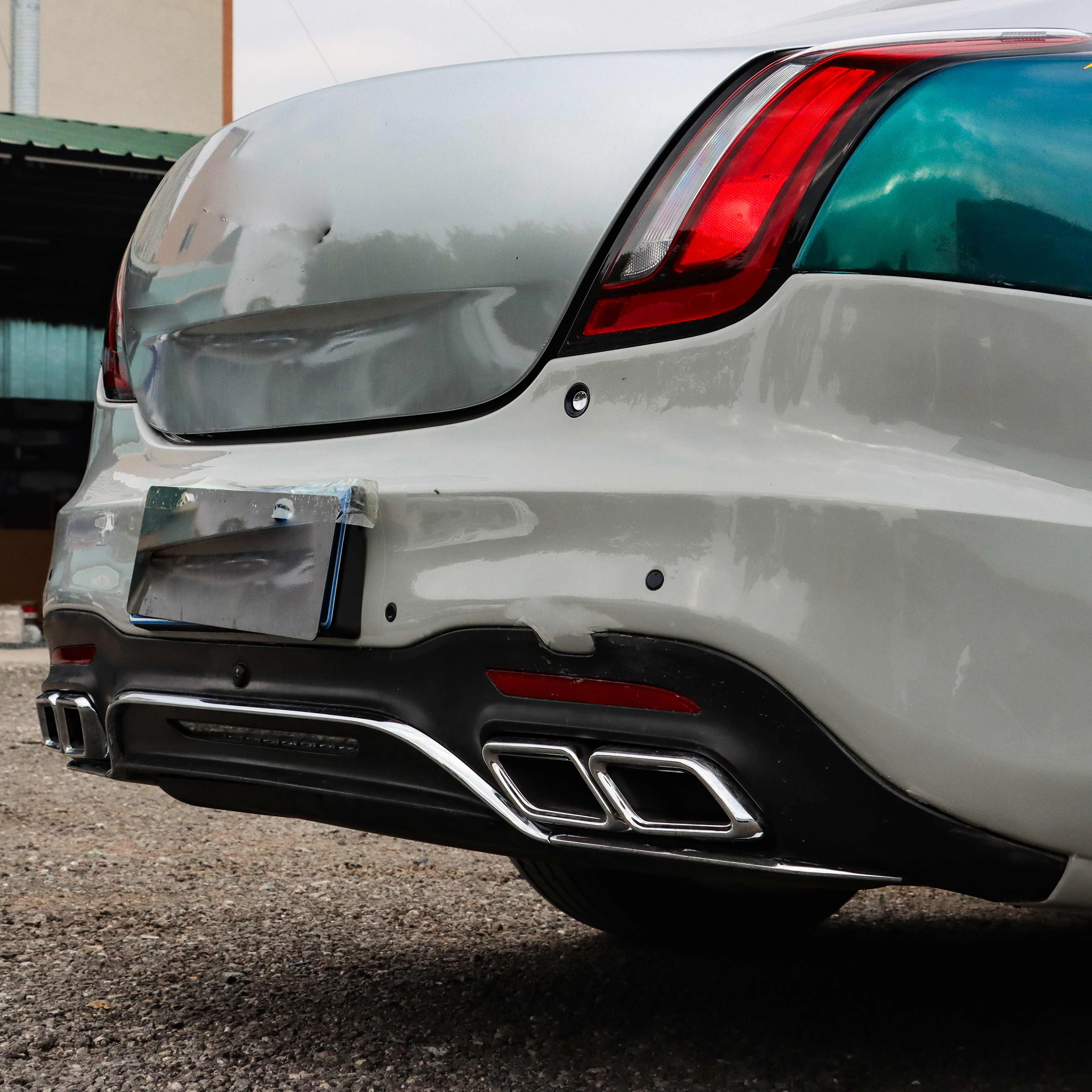 

2025For 2010-2019 Jaguar XJ Upgraded Rear Bumper Body Kit with Sport Exhaust Tailpipes