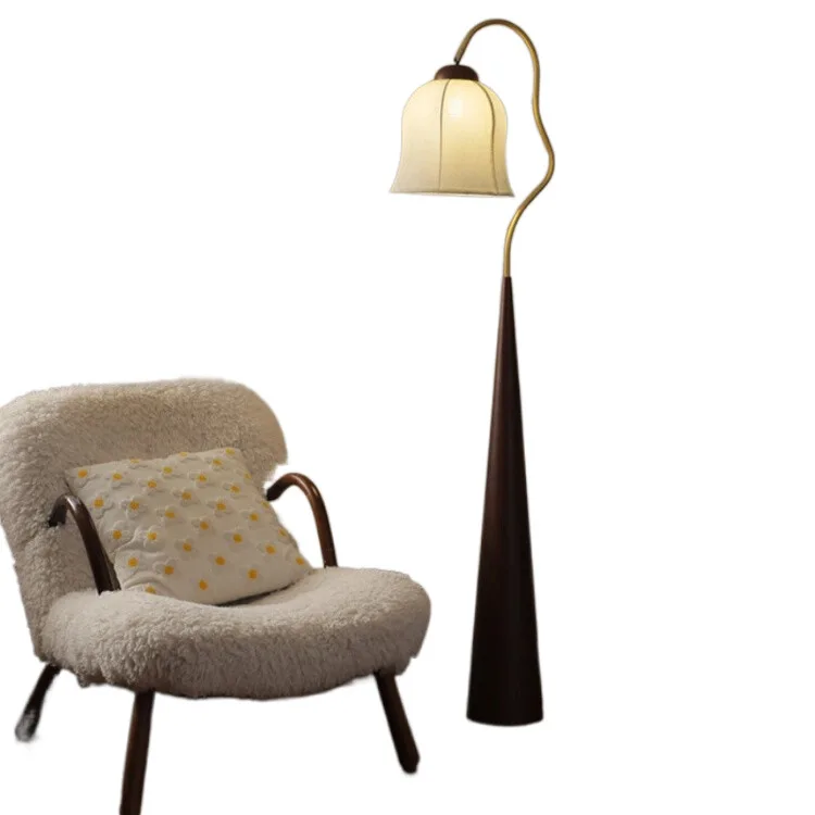 Divano da camera da letto con design caldo e stabile a cono accanto alla luce da pavimento con luce ambientale Wabi Sabi