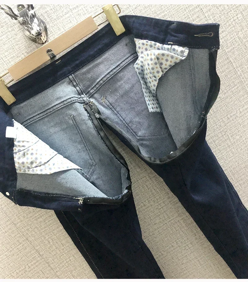 I jeans da uomo con apertura sul cavallo e cerniera intera invisibile da decollo all'aperto sono comodi per fare cose e giocare con artefatti selvaggi. Data delle coppie