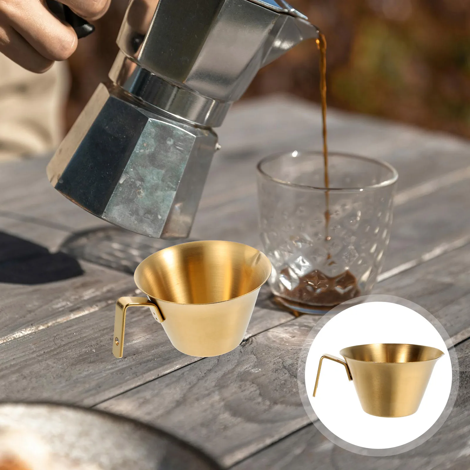 Taza de extracto de café, tazas de café expreso, cuchara medidora, jarra de leche materna, recipiente con cuchara de onza