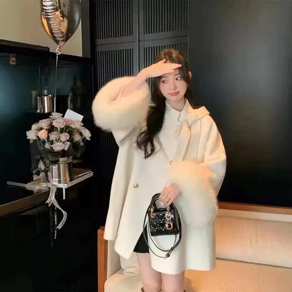 เสื้อโค้ทขนสัตว์ผู้หญิงแบบกระดุมสองแถว คอลเลคชั่นฤดูใบไม้ร่วง-ฤดูหนาว ปี 2025 ผ้าขนสัตว์แท้ แต่งขนจิ้งจอกแท้ พร้อมโบว์ ผ้าแคชเมียร์สองด้าน