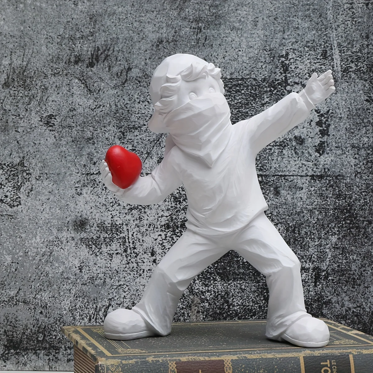 Best Selling Heart Stone Throwing Boy Figurine Creative Luxury Living Room Art Sculpture Home Decor