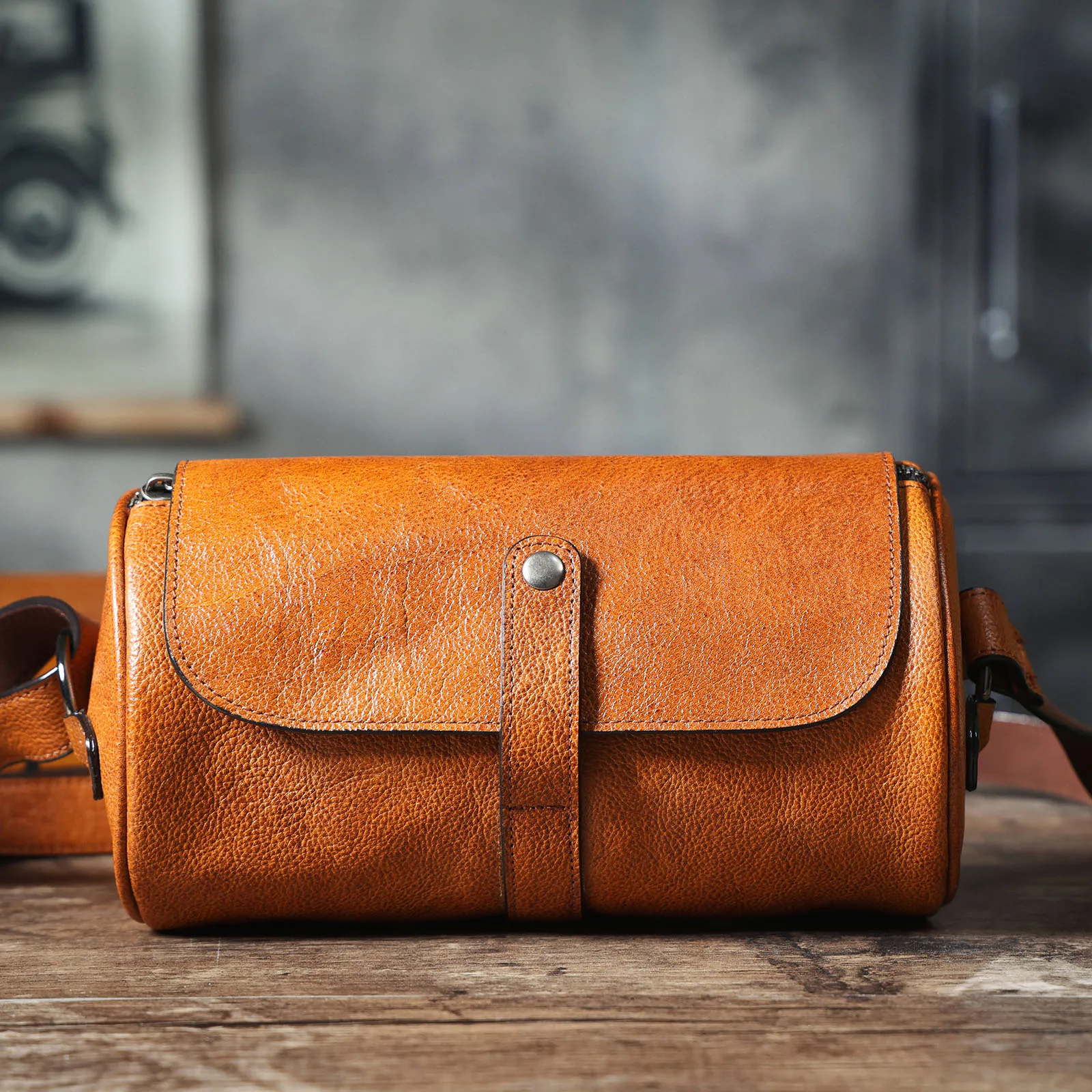 Echte Leder-Umhängetasche für Herren, Zylindertasche, schlicht, aus hochwertigem, pflanzlich gegerbtem Rindsleder, modisch und lässig – Detail 21