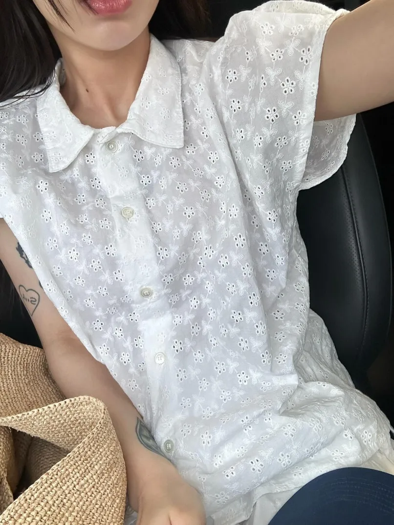 

Модная женская рубашка с коротким рукавом, вышитая, с вырезами, молодежная, нежная, маленького размера, укороченный топ в корейском стиле, стройнящий силуэт.