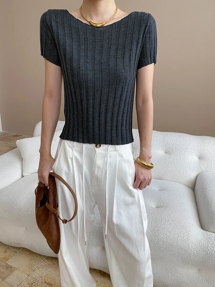 

Ранняя осень, новый минималистичный дизайн с круглым вырезом, облегающим крой и эффектом похудения. Вязаный свитер с короткими рукавами в полоску Pit