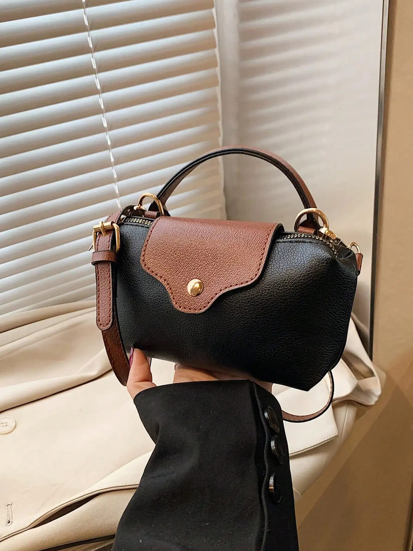 

Мини-сумка с верхней ручкой и контрастным кожаным клапаном, черный и коричневый цвета, текстурированный полиуретан