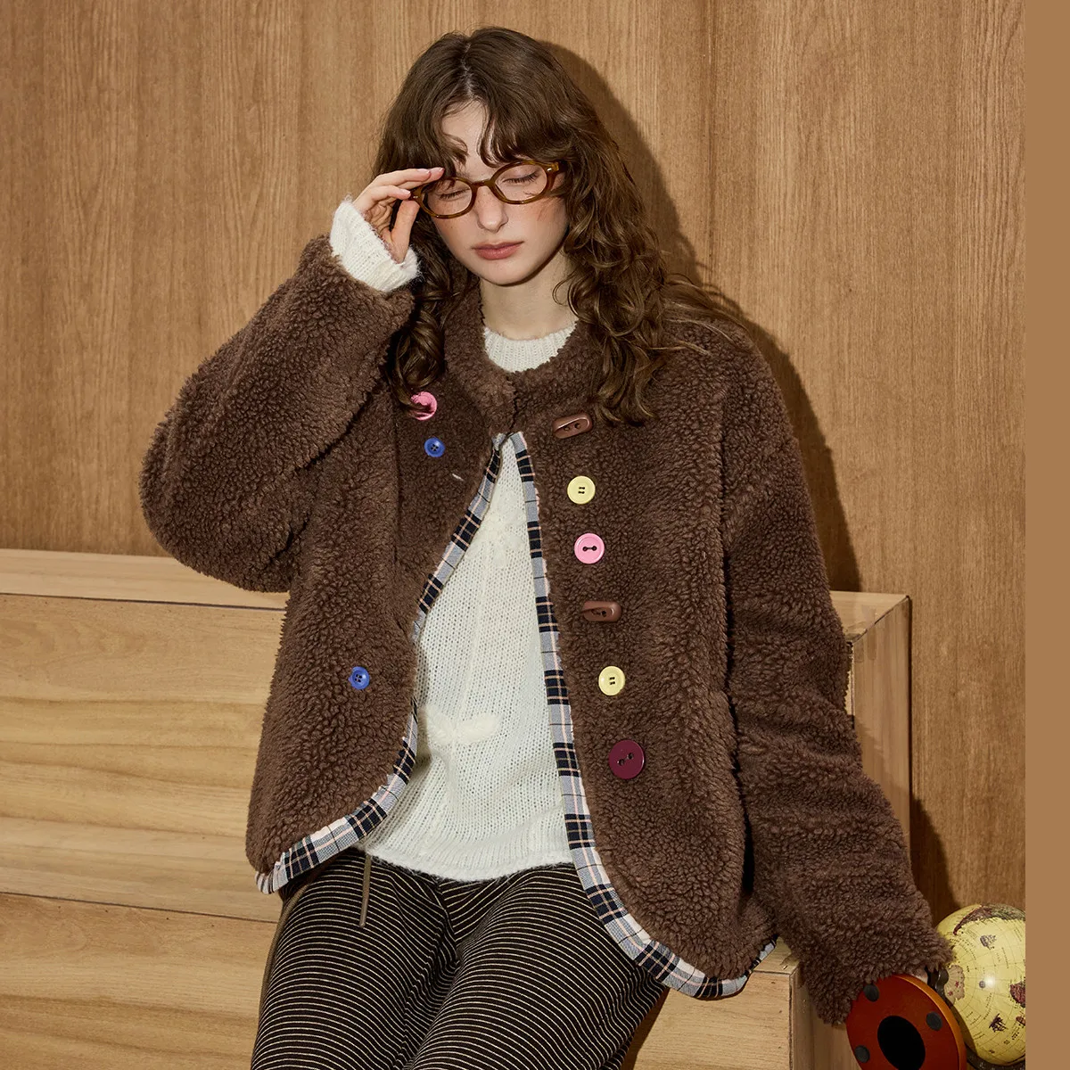 معطف شتوي نسائي لعام 2025 90% من الأسفل معطف منتفخ بأزرار ملونة وبطانة منقوشة سترة مصممة كبيرة الحجم ملابس خارجية فاخرة