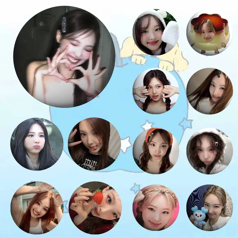 

Cute N-Nayeon Badges Cartoon Lapel Pins Breastpin Badge Fans' Trinkets Presents People Backpack Adornments Jewelry Bits