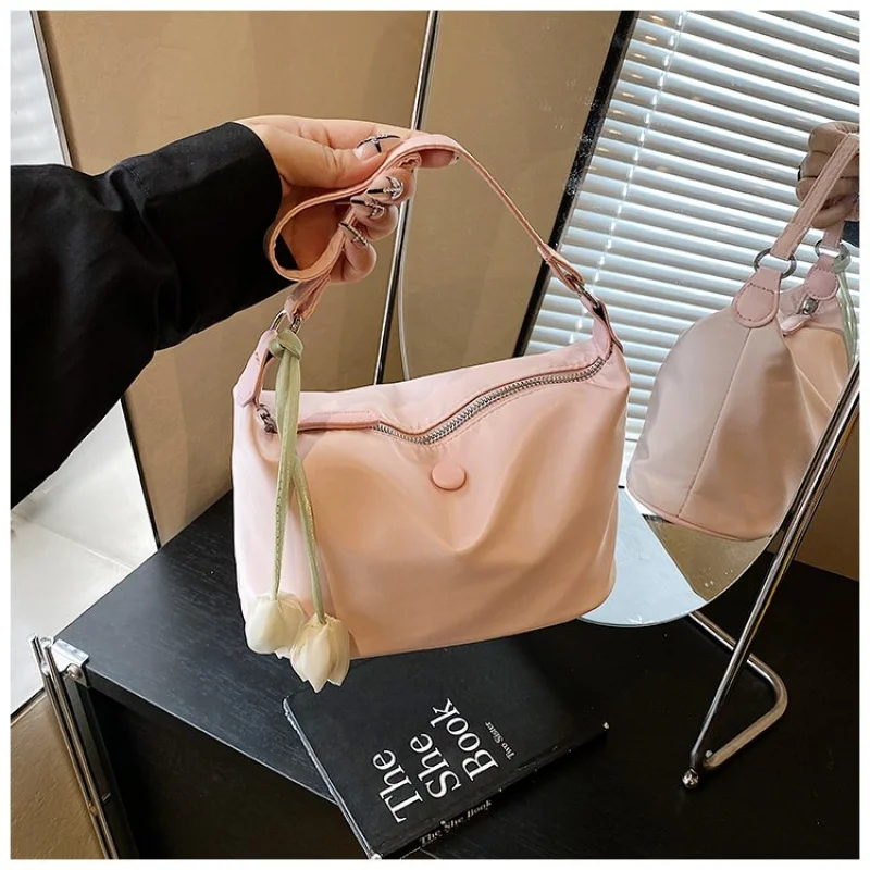 

High-End Women Messenger Bag With Multiple Organizational Pockets For Laptop And Tablet Perfect For Professional Commuters