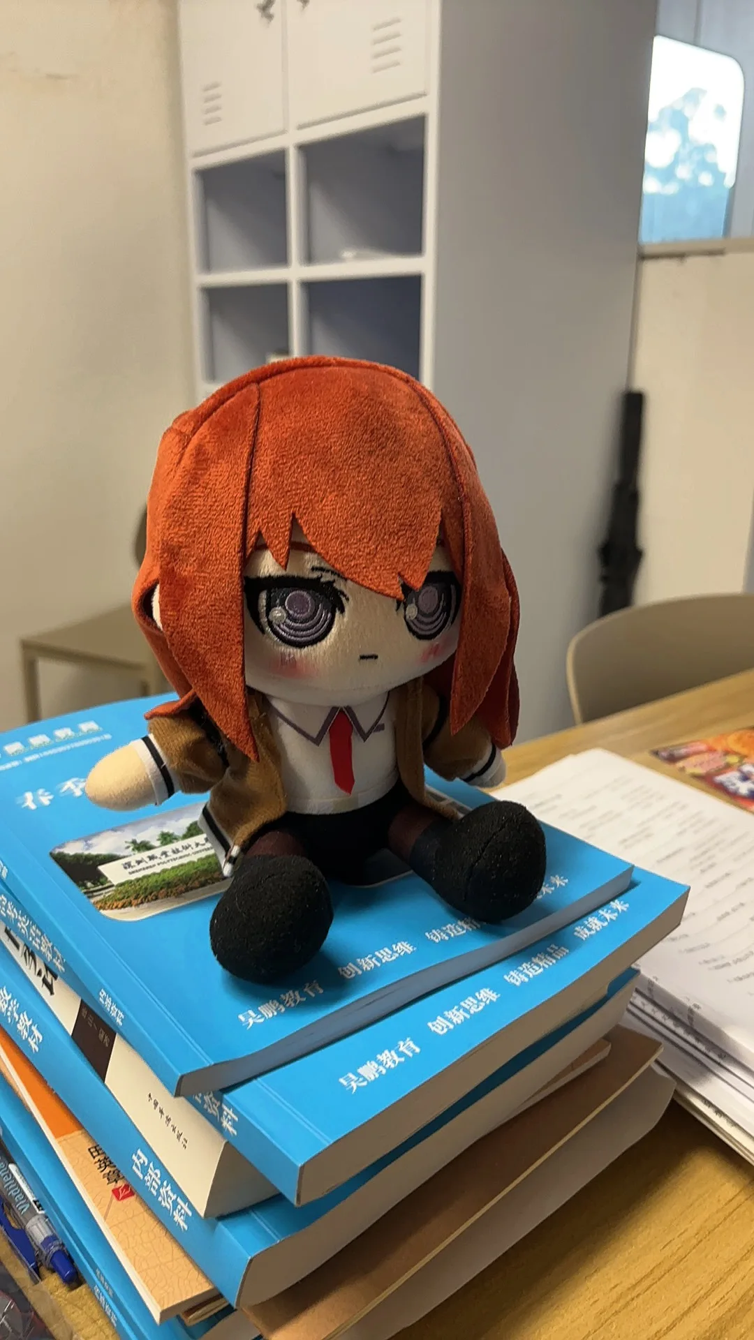 ตุ๊กตาผ้ากำมะหยี่ คุริสึ มาคิเสะ ขนาด 20 ซม. ท่านั่ง ของเล่นตุ๊กตาผ้าฝ้ายสำหรับเด็กและผู้ใหญ่ ของขวัญวันเกิดหรือหมอนนุ่ม