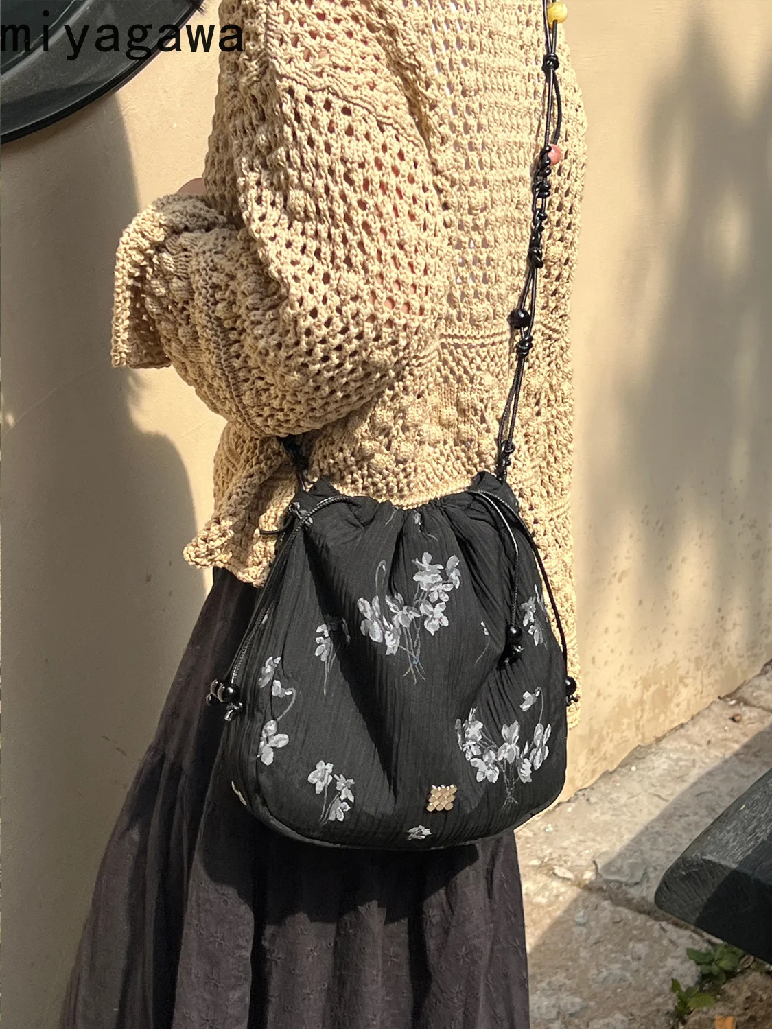 Miyagawa กระเป๋าสะพายข้างประดับลูกปัดกระเป๋าเล็กแบบผูกเชือกลายดอกไม้ย้อนยุคกระเป๋าสะพายไหล่กระเป๋าดีไซน์เนอร์แนวกระเป๋าถือและกระเป๋าเงิน