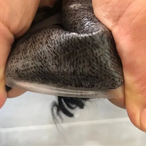 Imagen 2 del producto Línea de cabello natural rizada del tupé 25m m de los hombres de la base completa de la PU gestionable súper duradera # 1b Capilo de prótesis de cabello humano negro marrón gris