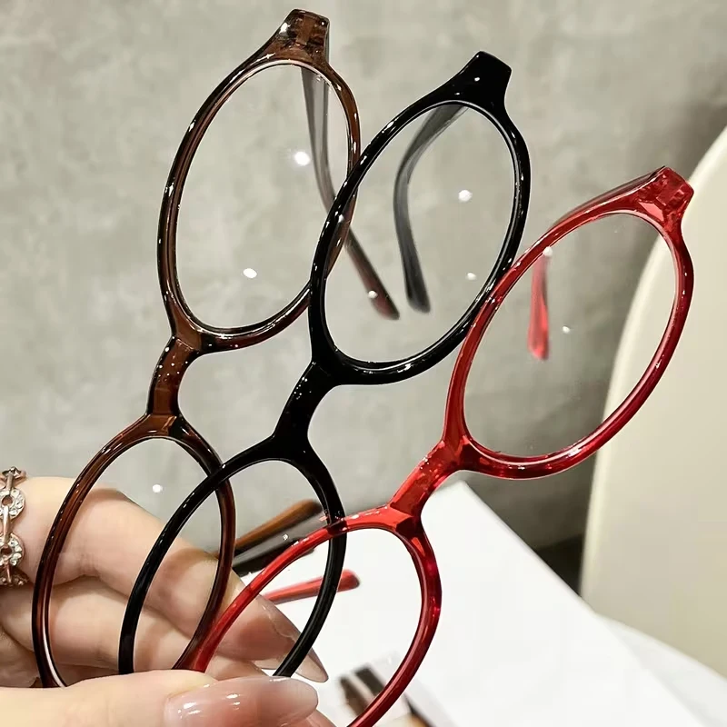 Piccoli occhiali con montatura quadrata nera