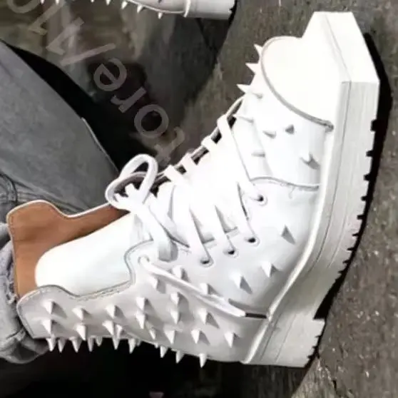 

Новые панк-ботинки 2026 года с заклепками и шнуровкой, крутые готические ботинки на платформе для мужчин и женщин, черные/белые кожаные ботинки с шипами в стиле милитари