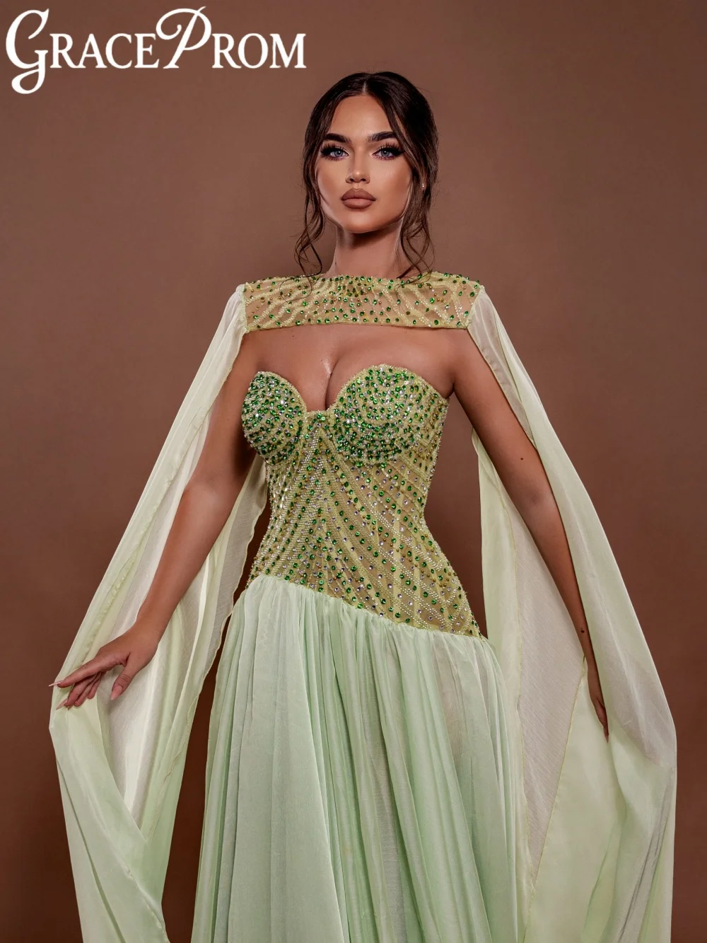 Lichtgroene avondjurk met kralen en cape Vloerlengte Sweetheart Hals Bruiloftsjurk Op maat gemaakte glamoureuze banketjurken