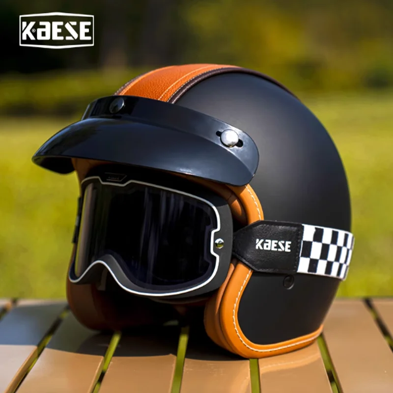 

Классический универсальный мотоциклетный шлем 3/4 черного оранжевого цвета с металлическими кожаными деталями значками, подходящим к мотоциклетном стиле