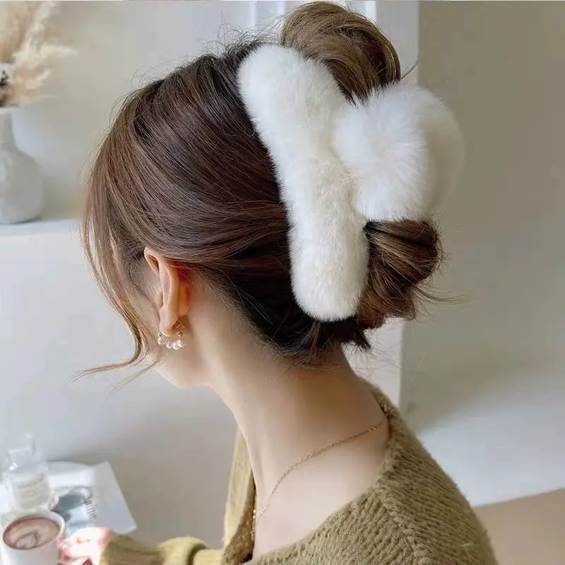 

New Real Mink Fur Barrettes Winter Fluffy Hair Claw Elegant Acrylic Hairpins Clip Crab Headwear for Women Girls Hair Accessories