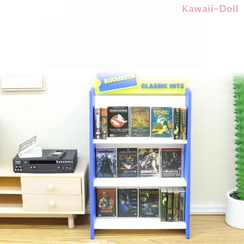 [NOVO] 1 Conjunto de Acessórios para Casa de Bonecas 1/12: Gravador Retrô, Fita de Vídeo e Prateleira - Miniatura para Cenário de Sala de Estar e Brinquedo para Bonecas