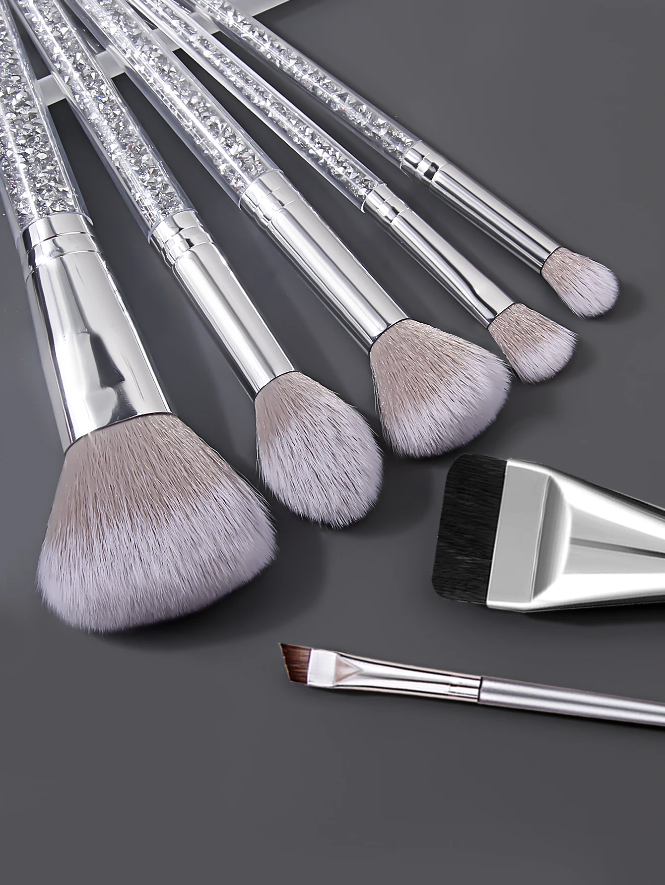 Conjunto de pincéis de maquiagem prateados de 7 peças: pincel de base, pincel de blush, pincel de sombra, pincel de delineador + 4 peças de esponja de maquiagem super macia