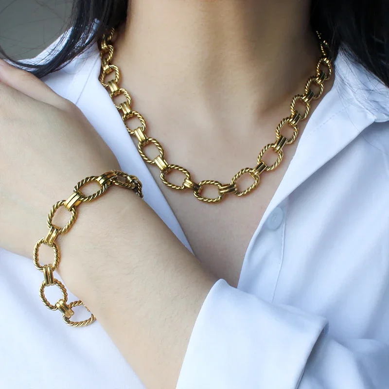 قلادات بسيطة مطلية بالذهب عيار 18 قيراط 316L من الفولاذ المقاوم للصدأ ملولبة بيضاوية الشكل قلادة مجوهرات هدايا للنساء 2025