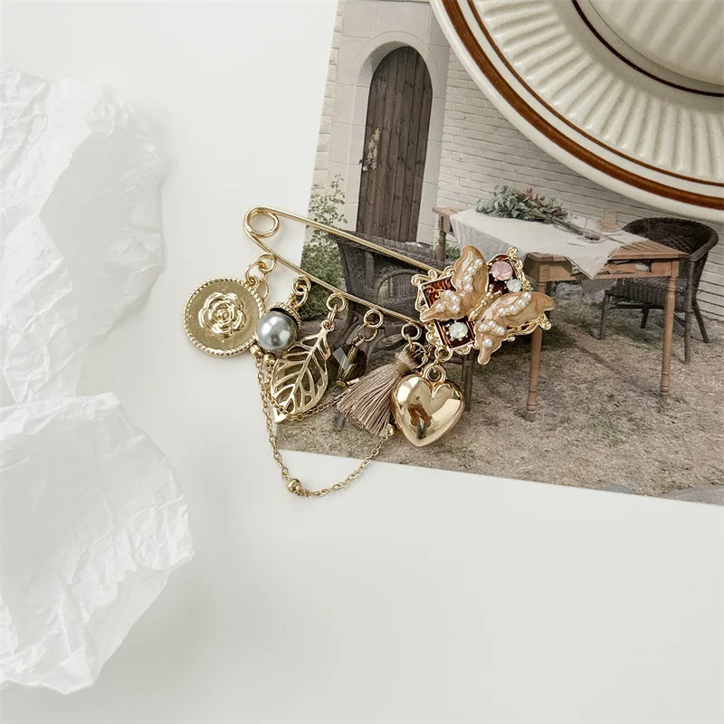 

Fashion brooch, small fragrance pearl flower brooch, suit jacket brooch