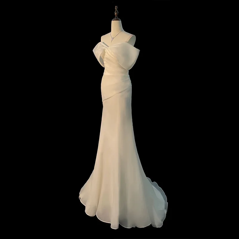 خارج الكتف الساتان فستان الزفاف الخفيف جديد حورية البحر الراقية قطار صغير ثوب الزفاف فستان الزفاف للنساء