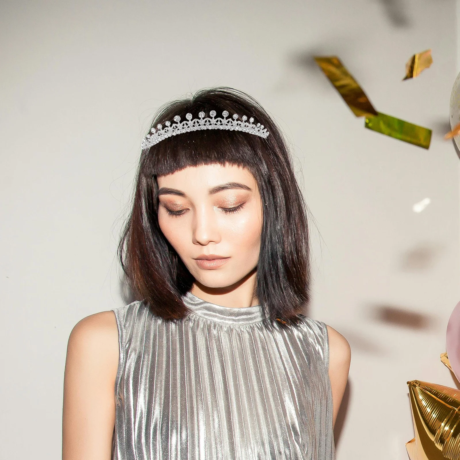 تاج تاج أنيق من حجر الراين للنساء لأعياد الميلاد وحفلات الزفاف وإكسسوارات شعر الزفاف والمناسبات الرسمية وغطاء رأس لوصيفة العروس