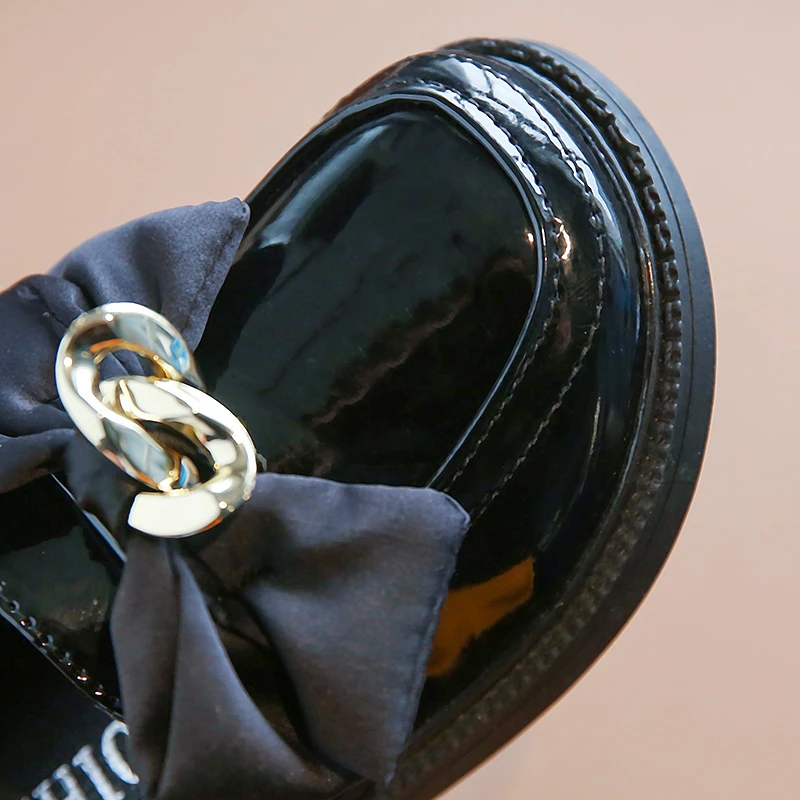 Zapatos de cuero para niña, calzado escolar para estudiantes, con cadena de lazo blanco, antideslizante, para niños