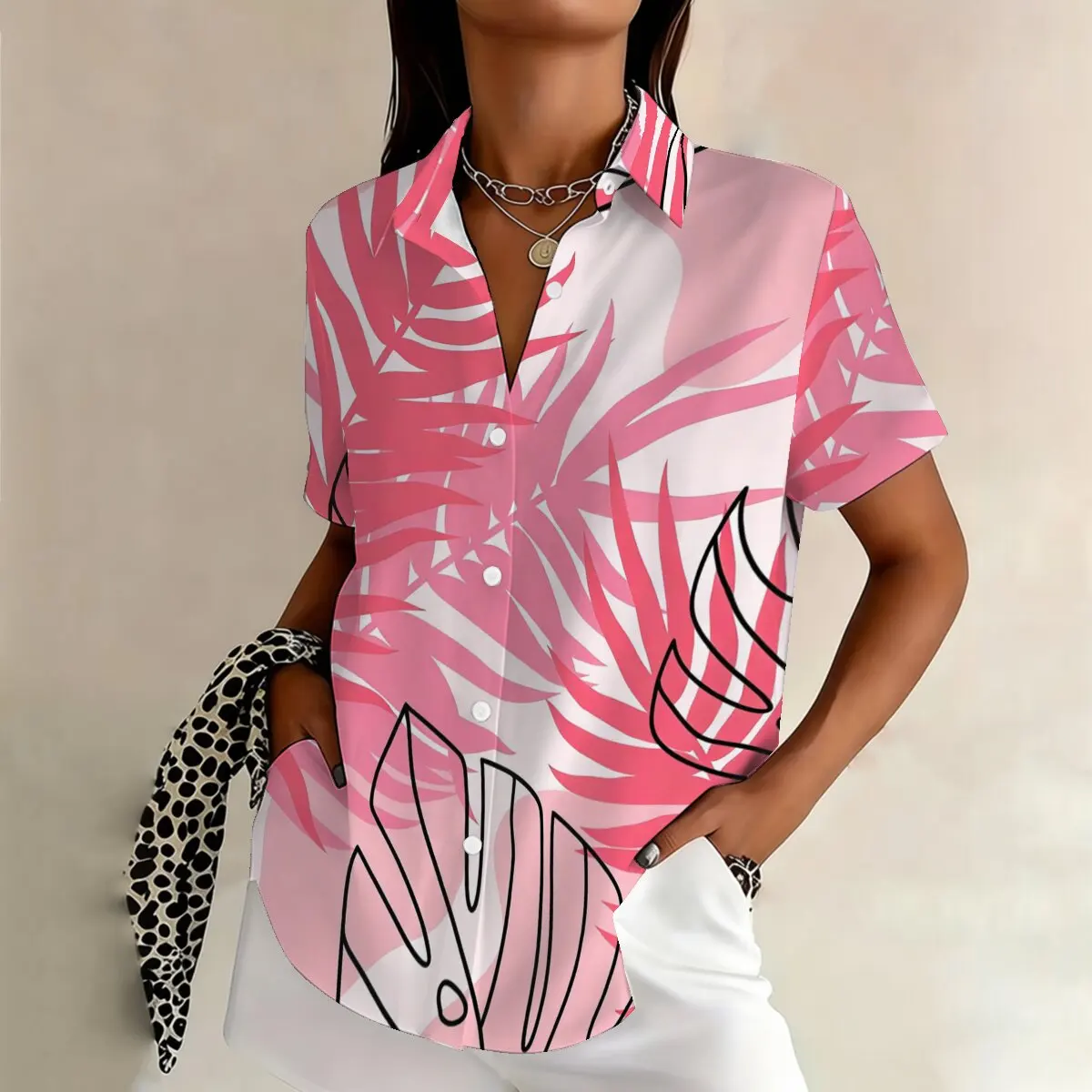 

Женская рубашка свободного кроя с принтом и короткими рукавами больших размеров — удобная и стильная, подходит для пышных женщин