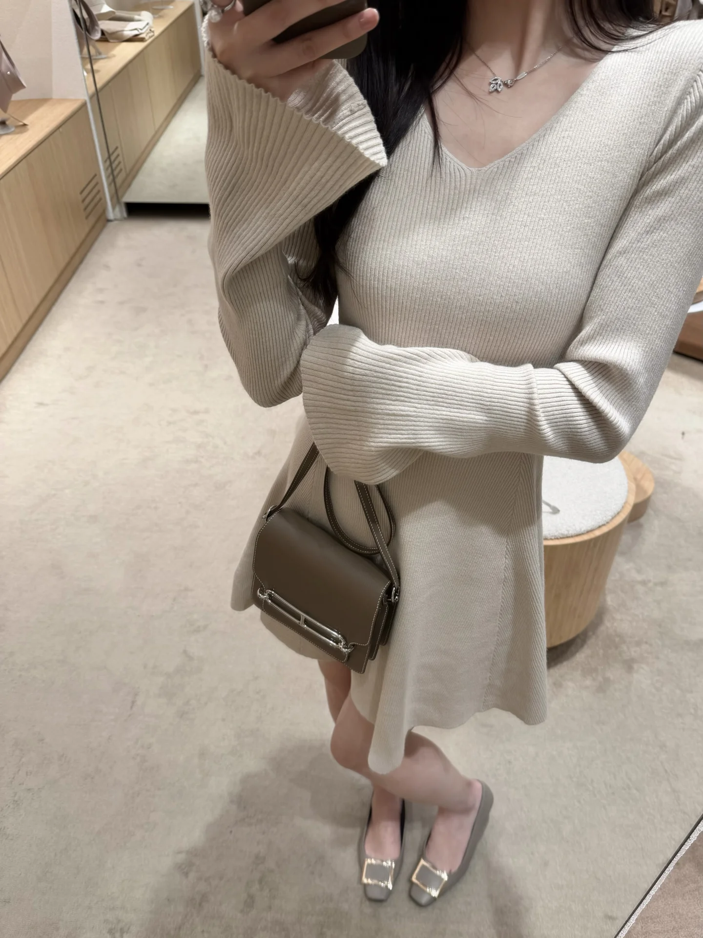 

Легкий вязаный свитер Zearzz Dr 2025 New Sle V-Ne с рукавами-колокол и утяжкой на талии для повседневной носки