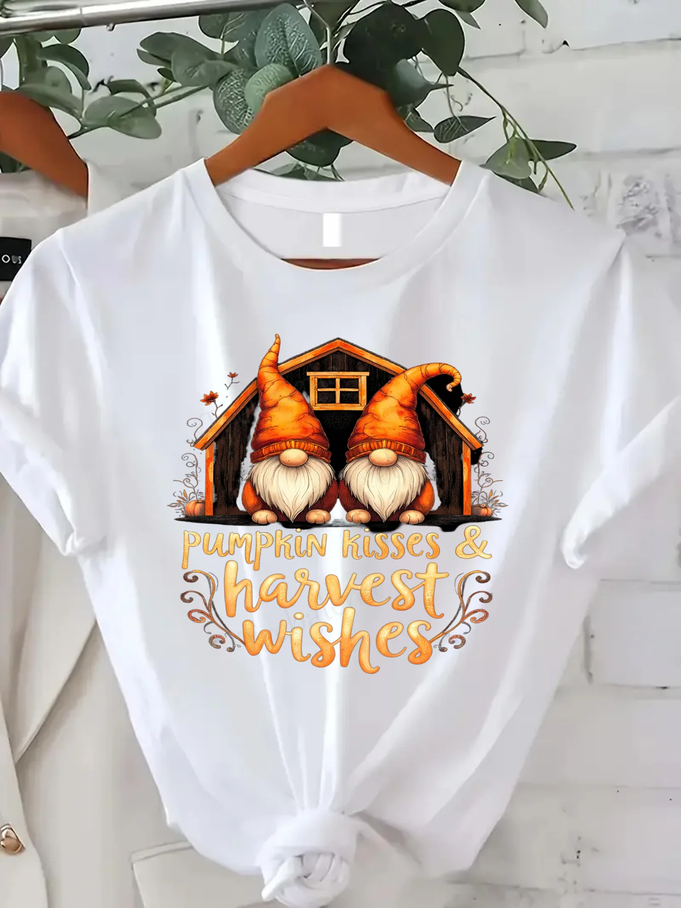 

Удобная женская футболка с принтом «Женская футболка с гномом «Тыбузные поцелуи и урожайные пожелания»