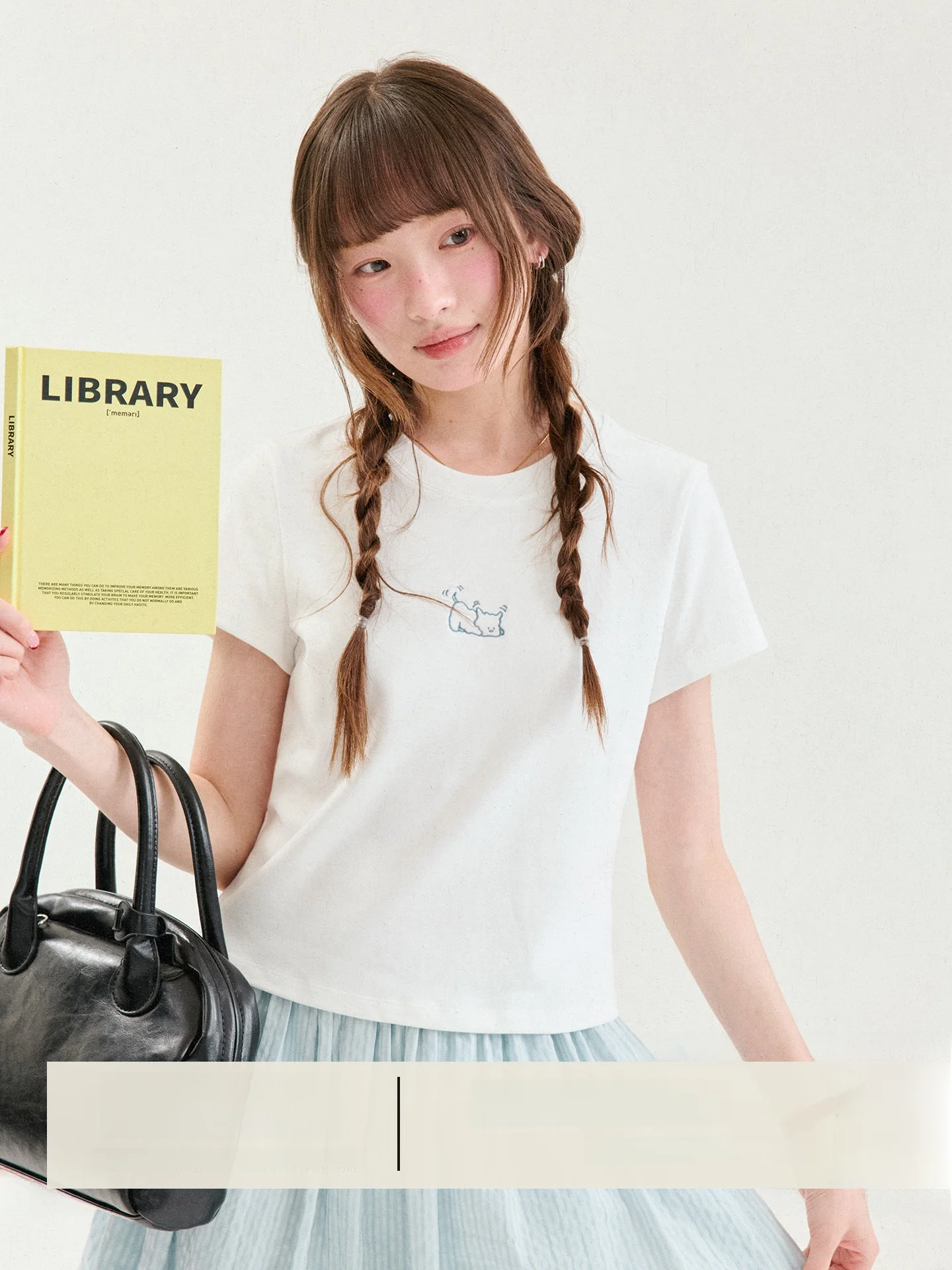 Embroidery White - Camiseta Blanca de Manga Corta con