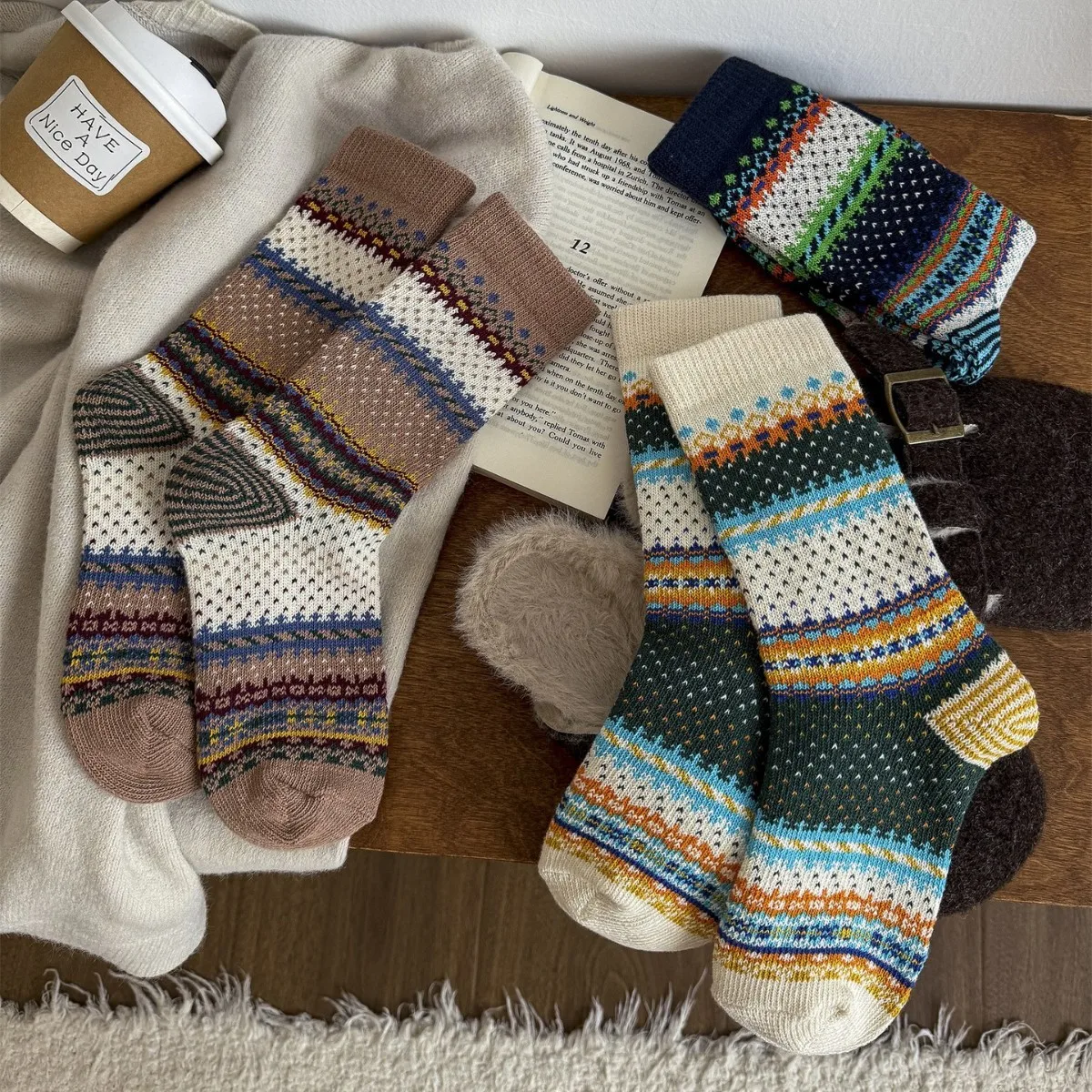 Skarpety damskie pogrubione, ciepłe i zimowe, w wspaniałym stylu Feil Island, w pięknych, dopasowanych kolorach, modnych środkowych skarpetkach