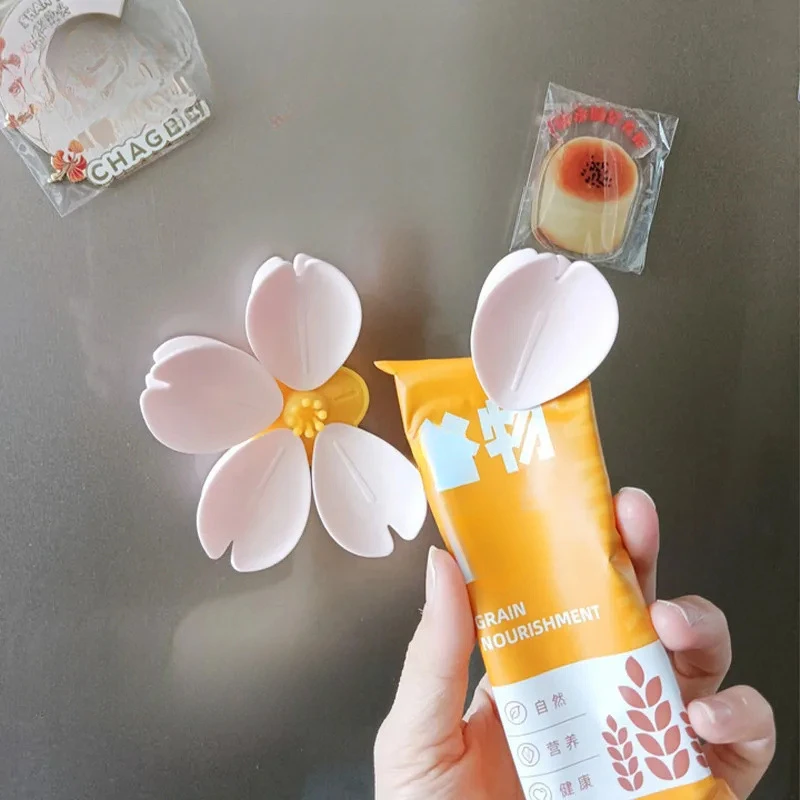 Double-Layer Sealing Clips for Kitchen Use, 3D Lotus/Cherry Blossom Design Refrigerator Magnets for Moisture-Proof Bag Sealing