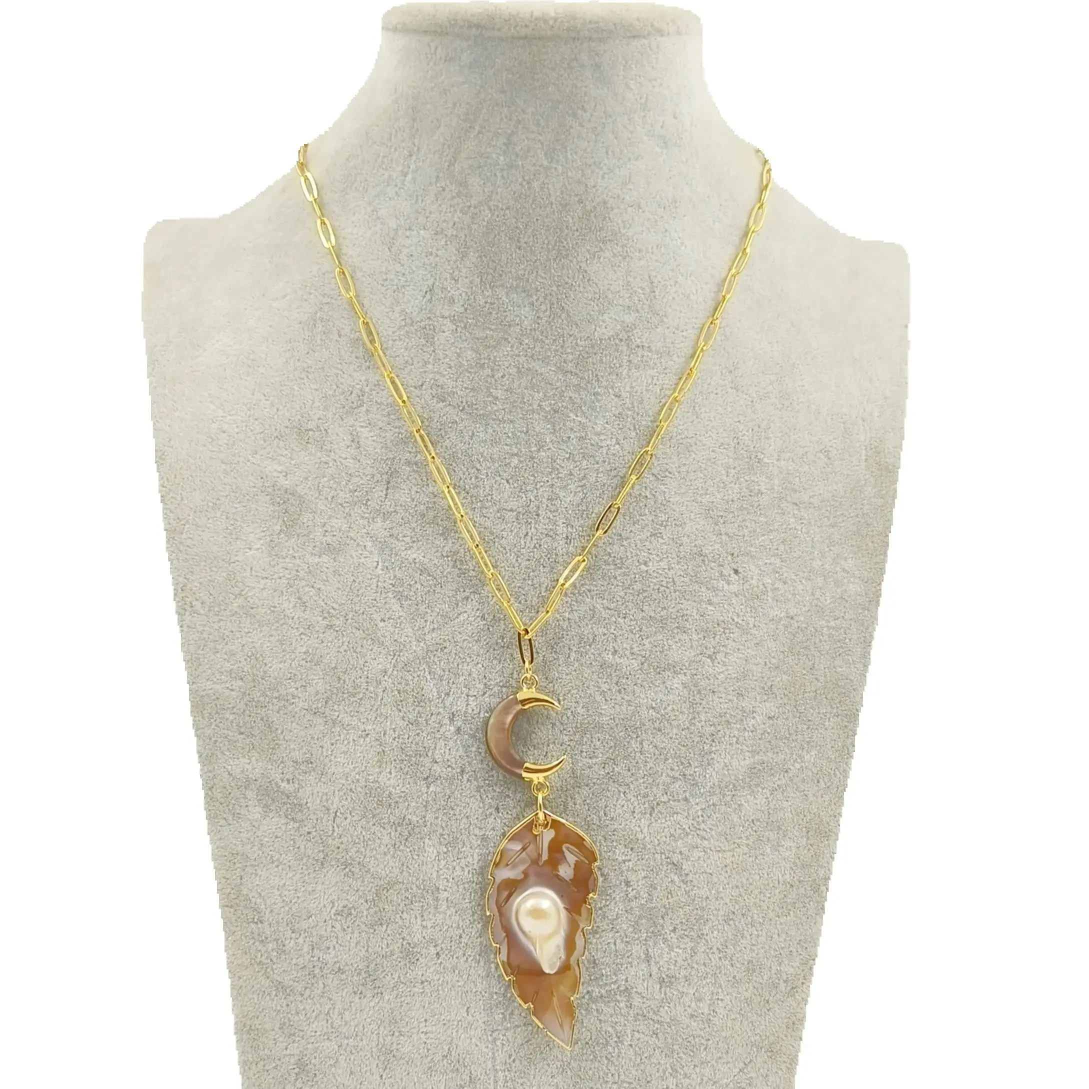 

WT-JN308 Unique Leaft Shape Freshwater Pearl And Abalone Shell Moon Charms Pendant Necklace For Unisex Vintage Accessory