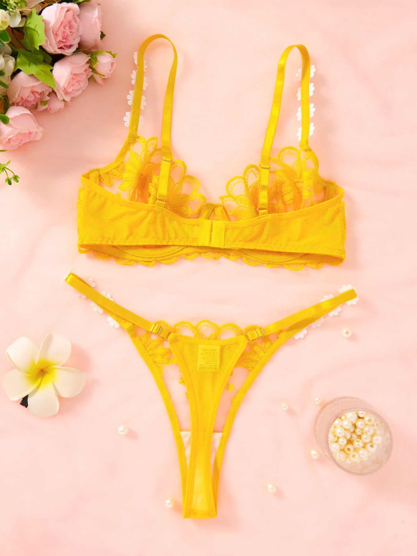 Um conjunto de lingerie sexy amarelo, incluindo sutiã e tanga com padrão de margaridas, um confortável de duas peças feminino estilo família ZA825086