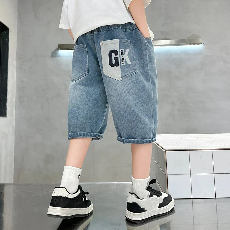 Jungenhosen Denim Kinderhosen Mittellange Jungen-Shorts Jeans Lockere Hosen Modische Kinderhosen mit Buchstaben-Patchwork und elastischem Bund