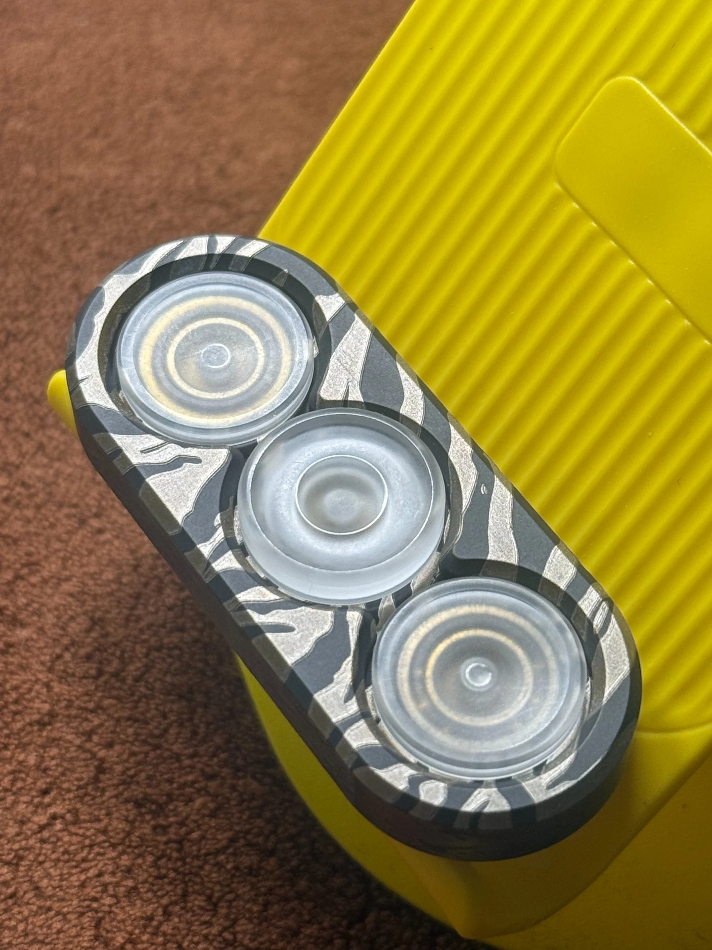 Used edc triple gyro tur gyro, titanium material, tiger pattern engraved surface ed toy